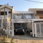 Vende maravilhoso sobrado de 2 dormitórios, sendo 2 suíte, living 2 ambientes, lareira, área de serviço, churrasqueira, amplo pátio, piscina com deck, 2 vagas de garagem, vista espetacular para o Guaí