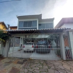 Vende excelente casa estilo sobrado de 03 dormitórios sendo 02 suítes, uma delas com banheira hidromassagem. Sala de estar com lareira, sala de jantar, cozinha planejada com amplo espaço, escritório, 