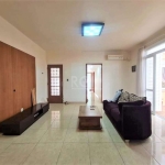 Apartamento de 124m² com 3 dormitórios, cozinha/copa, sala de jantar, área de serviço, despensa, lavabo, banheiro social, lareira, semi-mobiliado e  jardim de inverno. Possui cômodos arejados e com bo