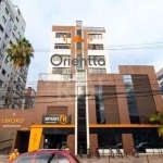 Orientta ALUGA Excelente sala comercial na melhor quadra e localização do bairro Menino Deus!! Imóvel de frente, c/ 60m2, toda em porcelanato, com duas entradas, recepção, dois banheiros, espaço cozin