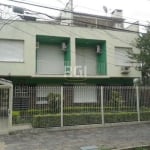 APARTAMENTO de 2 dormitórios, transformado em 3 dormitórios, 2 salas,banheiro, cozinha, área de serviço, pátio.&lt;BR&gt;Condomínio tem porteiro eletrônico, baixo valor condominal, ótima localização p