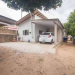 Casa com 3 dormitórios sendo 2 suítes, banheiro social, espaçoso living para dois ambientes, cozinha em conceito aberto, lavanderia e amplo pátio na frente e nos fundos. Possui ótima iluminação e vent