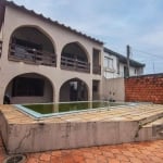 Casa com terreno de 220m², com 03 dormitórios, 02 banheiros, living 2 ambientes com lareira, cozinha, área de serviço, espaço com churrasqueira, sacada, pátio, piscina e garagem para 04 carros.&lt;BR&