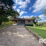 Casa para compra em Porto Alegre/RS  | imóvel localizado na Zona Sul, conta com 3 dormitórios sendo uma suíte, ampla sala de estar e cozinha, quiosque com churrasqueira, garagem fechada para 3 carros,