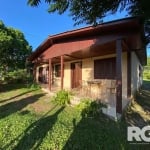 Casa para Compra em Zona Sul de POA/RS | Imóvel constituído de casa com 158m² em terreno com mais de 1.200m² localizado próximo de Posto de Gasolina, Farmácia, Comércios Locais, Mercados e Academia.&l