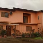 Casa com terreno de 20x15  composta por dois pavimentos.&lt;BR&gt;Pavimento inferior composto por uma sala  um amplo dormitório  cozinha bem arejada e ampla e banheiro.&lt;BR&gt;Pavimento superior, co