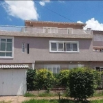 Casa com 5 dormitórios, sendo 2 suítes, de esquina, constituída por 3 pavimentos, lavabo, sala de estar e jantar, salão de festas com churrasqueira interna, espaço fitness, cozinha montada, lavanderia