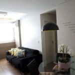 Apartamento com 2 dormitórios, sendo 1 suíte. Living com 2 ambientes, bastante ventilado e ensolarado. Ótima cozinha com móveis planejados,  água quente, Imóvel com excelente localização, possui piso 