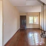 Imobiliária Orientta ALUGA excelente casa de 280m² sem mobília com três dormitórios, sendo um deles suite, living integrado com lareira, sacada ampla, cozinha, banheiro social, área de serviço. Ótima 