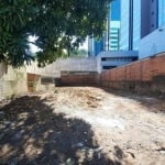 Terreno com 305 metros quadrados de área, medindo 9,90 de frente, por 30,80 de frente a fundos, plano, limpo, pronto para construir. Fica localizado a poucos metros da Avenida Carlos Gomes, junto a be