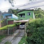 Terreno com duas casas estilo sobrado. A casa principal possui na parte superior 2 dormitórios, living 2 ambientes, banheiro social, cozinha. Na parte inferior: living amplo estilo salão de festas com