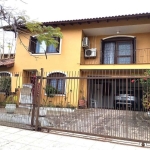 Excelente casa sobrado e um apto nos fundos interligados com Placas solares, 2 terraços, pátio com piscina, 5 dormitórios  sendo 4 suítes, closet, espaço gourmet, living 3 ambientes, duas copa cozinha