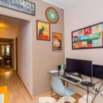 Excelente apartamento no bairro Farroupilha, com 2 quartos, sendo 2 suítes, e 3 banheiros no total, todo reformado com duas suites e closet. Tem como fazer o terceiro quarto. Hidráulicas e eletrica to