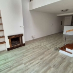 Loft de 2 dormitórios, sendo 1 suíte e 1 suíte americana com banheira. No bairro Bela Vista. Sala com pé direito duplo, lareira, piso laminado e ar split. Living para 2 ambientes. Cozinha com armários