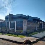 Casa com excelente padrão construtivo, com 2 dormitorios sendo 1 suite, sala,  agua quente na cozinha e banheiro. localizada em terreno alto de esquina patio, com sistema de alarme e cameras funcionan