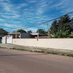 Casa com 3 dormitorios, sala cozinha, banheiro, localizada em uma esquina com muita movimentação, otimo para investimento comercial.