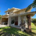 casa de 3 dormitórios, sendo 2 suítes, ampla sala integrada com sala de estar e cozinha, banheiro social, amplo espaço no andar de cima, moveis planejados, dois ar condicionados, dependência para empr