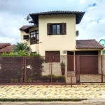 Casa com excelente localização, proxima do novo centro da cidade, com todas as comodidades do bairro.&lt;BR&gt;- Amplas salas de estar e jantar;&lt;BR&gt;- Cozinha;&lt;BR&gt;- Água quente&lt;BR&gt;- L