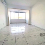 Ótimo apartamento no Jardim Botânico, desocupado, com 75m² privativos, de 2 dormitórios e vaga. Possui sala ampla, 2 dormitórios, banheiro social, cozinha, área de serviço, dependência e banheiro auxi