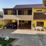 Casa 3 dormitórios,  2 pisos, cozinha americana e montada, living amplo 3 ambientes, área serviço separada, parte de cima, 3 dormitórios sendo uma suíte, banho social, estar e uma sacada.&lt;BR&gt;Pát