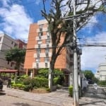 Apartamento com 3 dormitórios no bairro Tristeza, Zona Sul de Porto Alegre. Possui 1 suíte, amplo living para 2 ambientes, sacada integrada com churrasqueira e pia, cozinha montada e banheiros com box