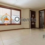 Imobiliária ORIENTTA  ALUGA CASA EM CONDOMÍNIO COM 250M², 3 DORMITÓRIOS, SENDO 1 SUÍTE, 5 BANHEIROS E 4 VAGAS DE GARAGEM. Bem iluminada e arejada, armários planejados, closet, espaço gourmet, sóton co