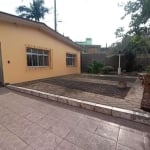 Linda casa com 2 dormitórios, possui living com 2 ambientes, copa/cozinha, com pátio na frente e nos fundos,  1 banheiro social, área de serviço e garagem para até 3 carros.&lt;BR&gt;localizada no bai