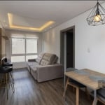 Apartamento com 2 dormitórios, mobiliado com móveis planejados.&lt;BR&gt;Imóvel reformado, armários sob medida e split nos dormitórios, living para 2 ambientes, cozinha estilo americana, banheiro soci