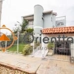 Imobiliária Orientta ALUGA CASA mobiliada com 248 m² de área construída.&lt;BR&gt;Sendo 4 dormitórios, uma suíte, living com lareira, sala de jantar, 4 banheiros, cozinha sob medida, piso tabuão, água