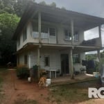 Sítio à venda com 2,2 hectares | Imóvel com casa de 2 pavimentos com 4 dormitórios sendo 1 suite, sala, cozinha e banheiro social. Amplo pátio com árvores frutíferas, nativas e plantação de eucaliptos