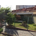 Casa no Bairro Glória em Porto Alegre. São 3 dormitórios, uma suíte com hidro, banho social, ampla sala de jantar e de estar, lavabo, cozinha aberta, área de serviço, fundos com área aberta coberta po