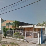 Casa no bairro Anchieta em Porto alegre, amplo living 2 ambientes, 3 dormitórios sendo 1 suíte,  ampla cozinha, banheiro social, área de serviço, pátio e 2 vagas de estacionamento. Com edícula nos fun