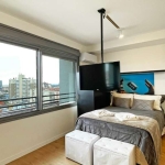 Excelente studio mobiliado no 14º andar, com 27,79 m² privativos e vista para o Guaíba. O studio possui armários no quarto, cama, TV, ar condicionado, espaço home office, cozinha equipada com geladeir