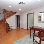 Excelente Casa Comercial com 440 metros privativos,  localizada em região nobre de Porto Alegre. Casa de 2 pavimentos, sendo o primeiro pavimento com  recepção, sala de reuniões, copa, 2 banheiros, am