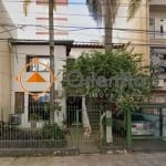 Imobiliária Orientta ALUGA CASA grande no centro de Porto Alegre próximo ao hospital Santa Casa, ideal para quem busca praticidade e conforto. A casa possui dois pavimentos, 5 quartos, 4 salas, 3 cozi