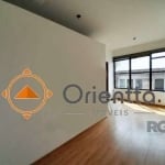 Imobiliária ORIENTTA ALUGA Excelente Sala comercial no bairro Tristeza em Porto Alegre com 26m² privativos e 8m² de uso comum, com 1 vaga de garagem coberta. Possuindo claridade natural. Sala comercia