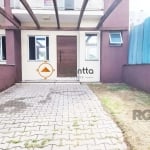 Imobiliária Orientta ALUGA excelente CASA triplex com 150m² de área privativa, piso porcelanato, 3 dormitórios sendo 1 suíte e espera para banheira de hidromassagem, 4 banheiros, living de 2 ambientes