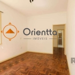 Imobiliária  Orientta ALUGA apartamento no bairro Petrópolis. Com 1 dormitório e com vaga. Localizado na Rua Guararapes, lateral com posição solar norte. Living amplo bem arejado, dormitório com sacad