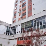 IMPERDÍVEL Apartamento com excelente localização a 2 quadras do Parcão e 3 quadras do Shopping Moinhos de Vento. Composto por 2 dormitórios, hall de entrada, living amplo, cozinha e área de serviço se