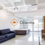 Imobiliária Orientta ALUGA excelente STUDIO MOBILIADO E SEM VAGA DE GARAGEM. Apartamento mobiliado com 1 Dormitório/Living com cama, armários, split, mesa com cadeiras e sofá, sacada, cozinha com pia,