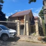 Casa Para Comprar Em Bairro com Segurança, ruas monitoradas por câmeras e vigilância 24 horas: Diferenciada residência com 336 m² de área privativa, 4 dormitórios, 1 suíte, 5 banheiros, 3 vagas de gar