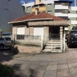 Casa comercial e residencial no bairro Petrópolis, em frente ao restaurante Barranco, possui 2 dormitórios, 2 lavabos, grande sala com lareira para 3 ambientes, cozinha, banheiro auxiliar, 2 vagas par