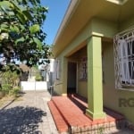 Ótima casa  com living para 2 ambientes, 4 dormitórios, banheiro social e outro auxiliar, sala de jantar separada, cozinha ampla, churrasqueira, vaga para carro e na parte dos fundos com  jardim e hor