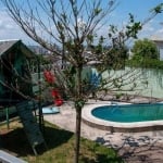 Excelente casa com 4 dormitórios, 2 suítes, cozinha mobiliada, área de serviço, despensa, vista pro Guaíba. Terreno alto, possui piscina, quiosque com parilla, quadra de futebol, 2 garagens pra 06 car