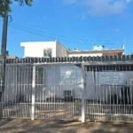 Casa a venda no Parque dos Maias. Na frente dois dormitorios, sala de estar e jantar, cozinha e banheiro. Nos fundos um amplo pátio mais salão de festas com churrasqueira, banheiro e dependencia de em