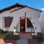 Casa à venda no bairro Teresópolis, terreno medindo 10 x 36, possui 3 dormitórios, sala ampla, cozinha, banheiro amplo, garagem coberta para 2 carros, área de serviço externa coberta com tanque. Na pa