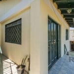 Casa residencial ou comercial no Jardim Itu, com 5 dormitórios, sendo 3 no térreo e 2 no segundo andar, incluindo uma suíte. O imóvel conta com 6 banheiros, sala ampla, sala de jantar, cozinha, copa, 