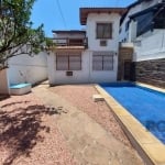 Fina residência multiuso à venda! Perfeita para uso residencial, comercial ou misto, essa casa oferece excelente localização com ótimo custo-benefício. Cercada por belas casas e uma charmosa praça na 