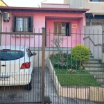 Casa 2 dormitórios, banheiro, sala ampla, cozinha, despença, área de serviço, lavabo, jardim e vaga para 1 carro, portão eletrônico. Perto de comércios e transportes.