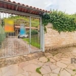 Casa à venda com 3 dormitórios, sala de estar, cozinha, área de serviço separado, 2 banheiros sociais, amplo pátio e conta com 5 vagas de garagem.&lt;BR&gt;Bem localizada estratégica, próxima a grande